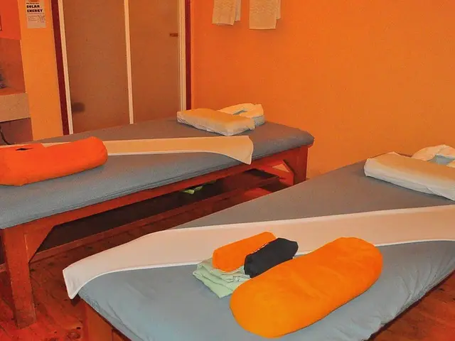Turuncu duvarlı odada Thai masajı minderleri — Samatya, Masaj Salonun