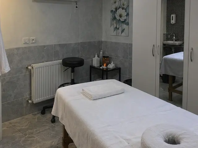 Gri mermer duvarlı, aydınlık masaj odası — Samatya, Masaj Salonun