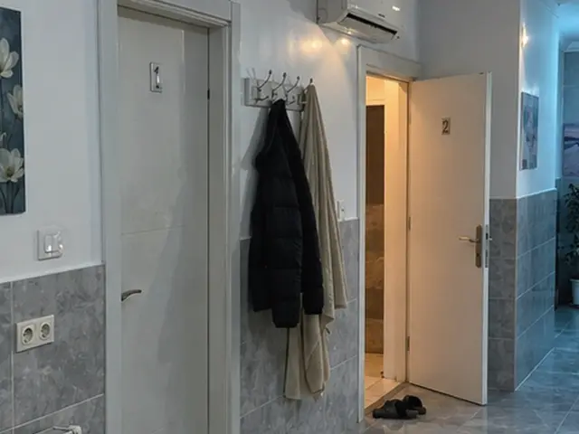 Oda girişinde askı ve temiz terlik — Samatya, Masaj Salonun