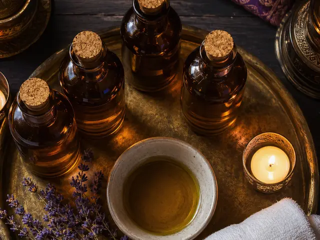 Pirinç tepside aromaterapi yağları, lavanta ve mum — Samatya, Masaj Salonun